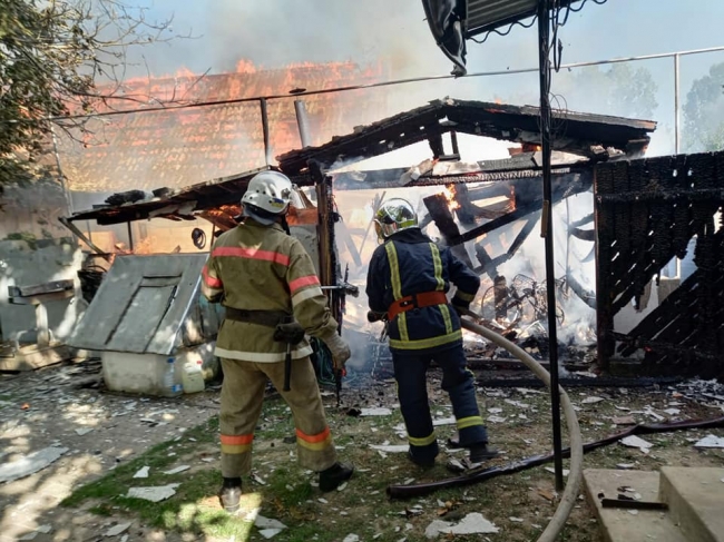 Пожежа на Дубенщині: згорів гараж, будинок та літню кухню врятували
