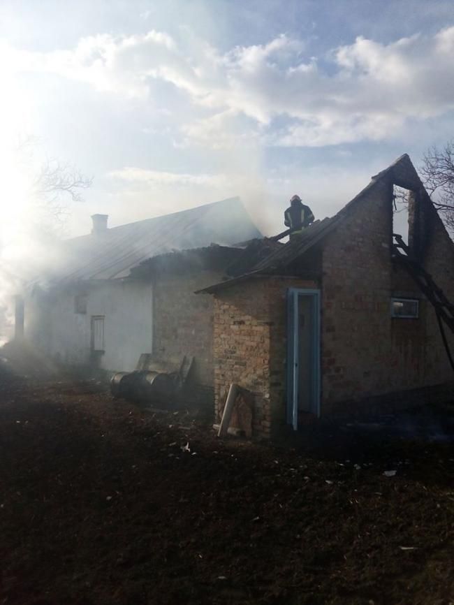 Пожежа на Млинівщині: без даху, але без жертв