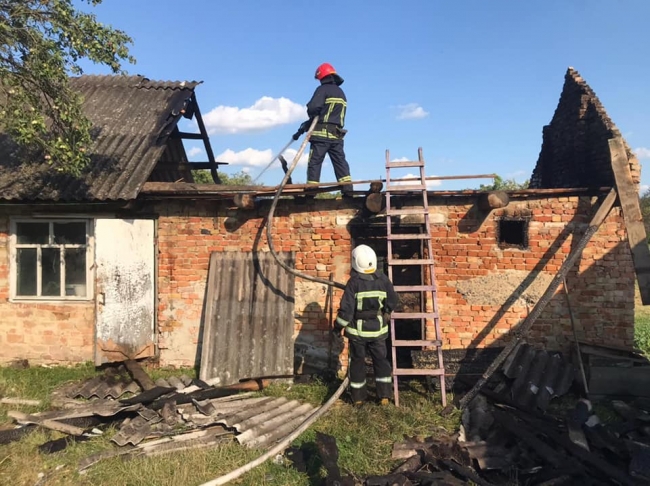 Пожежа на Млинівщині: врятували будинок та літню кухню
