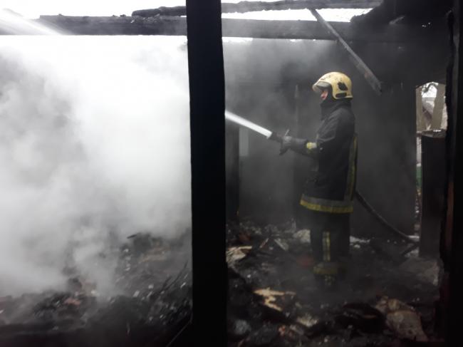 Пожежа на Острожчині: згоріли дах, кімната і кухня