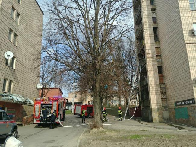 Пожежа на вулиці Макарова: горів балкон у багатоповерхівці