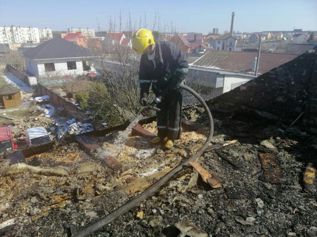 Пожежа у Костополі: покрівля згоріла, а будинок врятували (відео)
