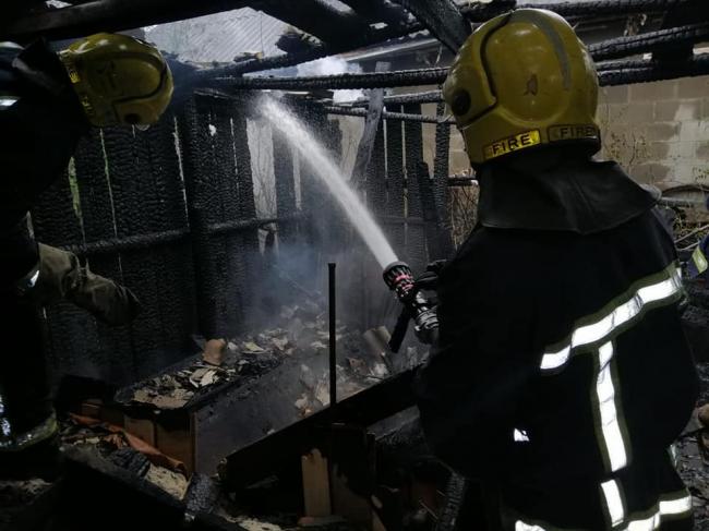 Пожежа у Костополі: з палаючого гаража винесли два газових балони