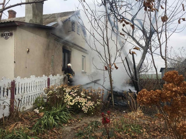 Пожежа у Рівненському районі: біля будинку спалахнула альтанка
