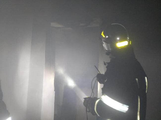 Пожежа у Рівному: у багатоповерхівці на вулиці Богоявленській працювали 17 рятувальників