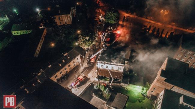 Пожежа у центрі міста, яка сколихнула нічне Рівне (ВІДЕО З ДРОНА)