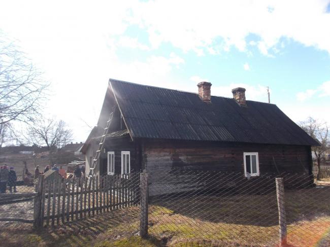 Пожежникам на Рівненщині вдалося врятувати дерев’яну хату, що вже палала, коли вони приїхали 