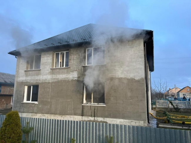 Згоріли меблі й техніка: на Рівненщині палав двоповерховий будинок