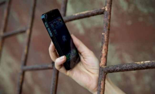 Працівника Рівненського СІЗО судять за те, що передав телефон ув`язненому