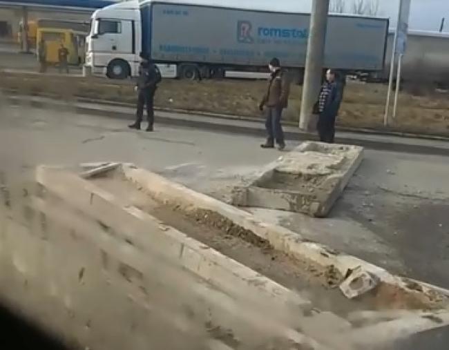 При виїзді з Рівного вантажівка «загубила» бетонні плити (ВІДЕО)