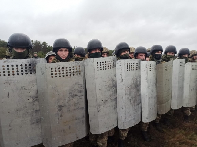 Прикордонники показали, як на Рівненщині зустрічатимуть нелегалів 