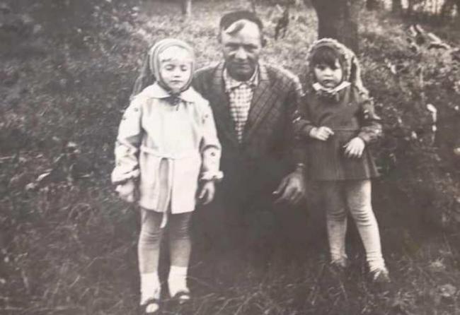 Никон Дмищук з внучками