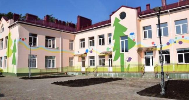 На відкриття дитсадка в Оржеві, який добудувала «Фіалка», приїздив прем’єр Гройсман і відзначив, що це один з найкращих дитсадків в Україні
