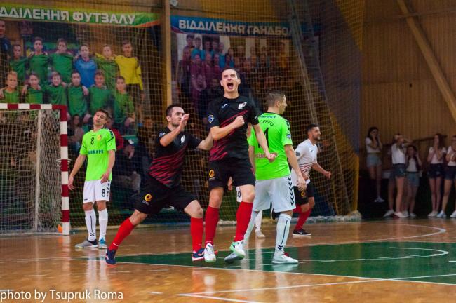 Артем Фаренюк радіє голам, забитим у ворота своєї колишньої команди
