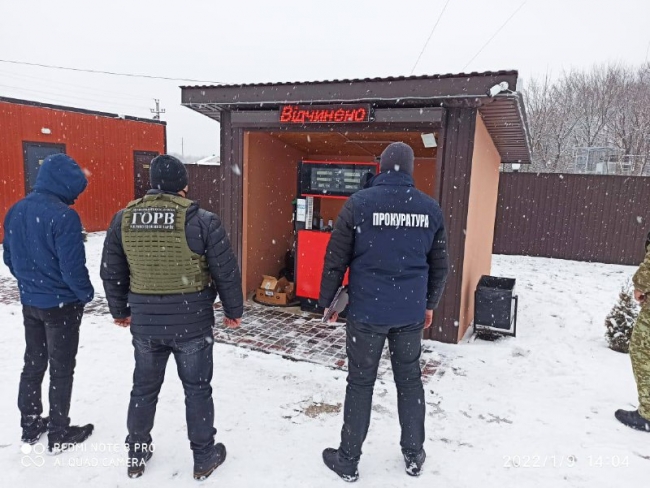 Прокурори закрили АЗС у Вараському районі, бо працювала нелегально