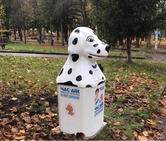 Простояли півроку: з парку ім.Шевченка вкрали смітники для собак
