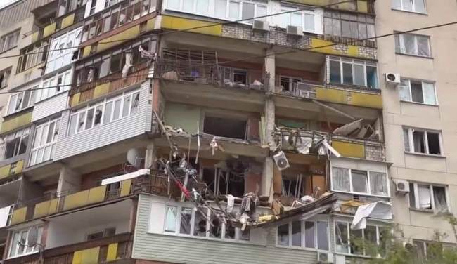 Рашисти обстрілюють Луганщину, руйнуючи будинки у містах та в селах