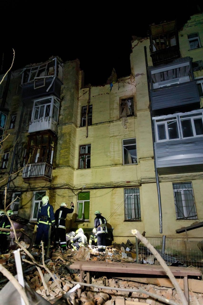 Рашисти влучили ракетою у житловий будинок у Харкові: є поранені і загибла