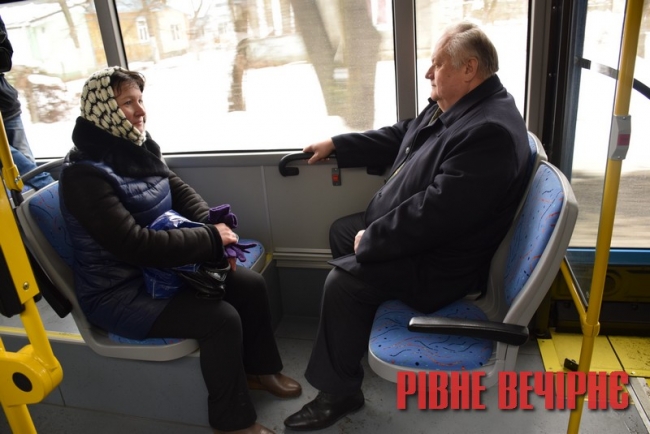 На фото Володимир Хомко, який особисто випробовує куплені тролейбуси