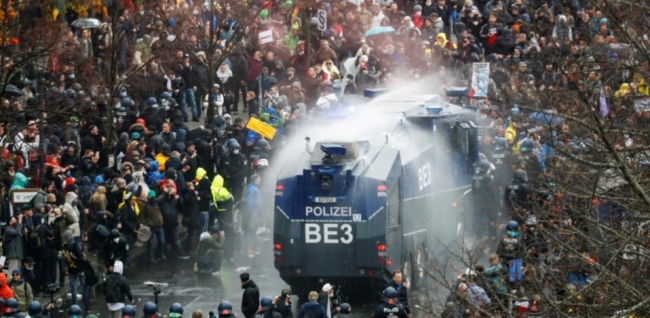 У Берліні поліція розганяє противників карантину, фото reuters