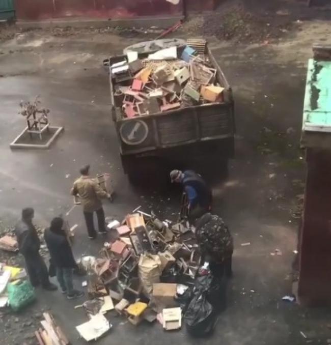 Рівненська гуманітарна гімназія викинула на смітник цілу вантажівку годівниць для пташок (ВІДЕО)