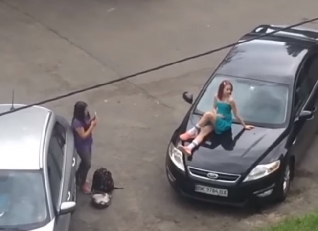 Рівненська школярка забралася на автомобіль, щоб сфотографуватися (ВІДЕО)