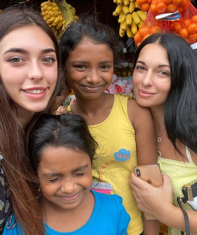 Рівненська юристка роздавала на Шрі-Ланці цукерки місцевим дітям (ФОТО)