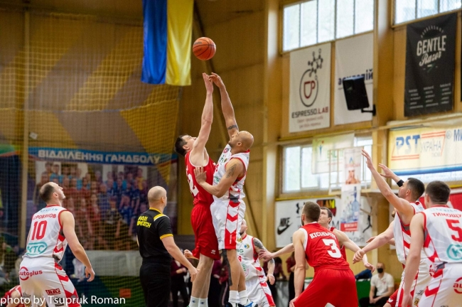 Рівненські баскетболісти перемогли у першому півфіналі чемпіонату України