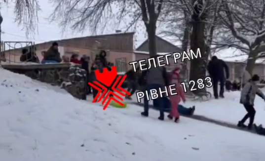 Рівненські діти зраділи снігу (ВІДЕО)