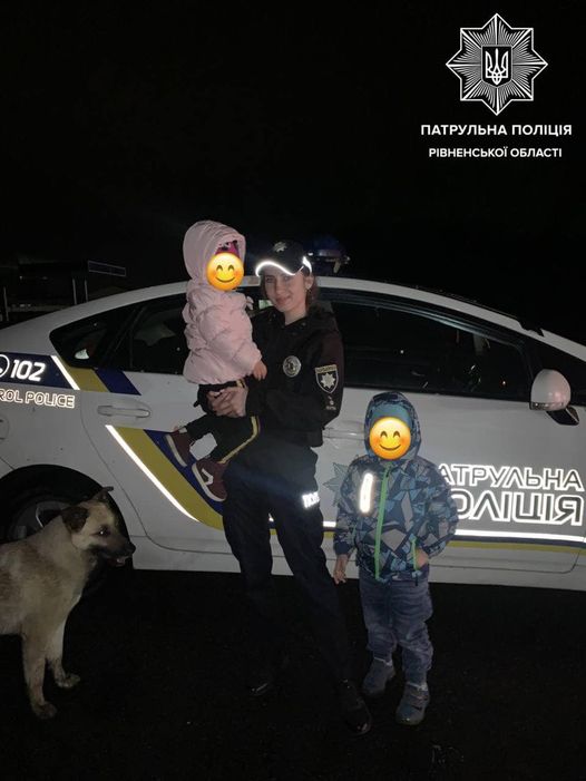 Рівненські патрульні довезли додому матір з дітьми, яких комендантська година застала на вулиці