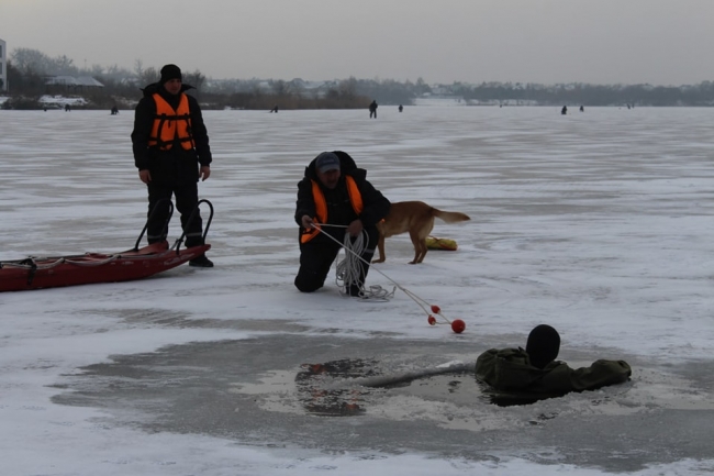 Рівненські рятувальники показали як рятують тих, хто провалився під кригу (ВІДЕО)