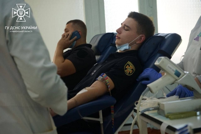 Рівненські рятувальники здавали кров для поранених військових