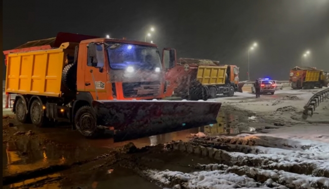 Рівненські шляховики цілу ніч розчищали дороги