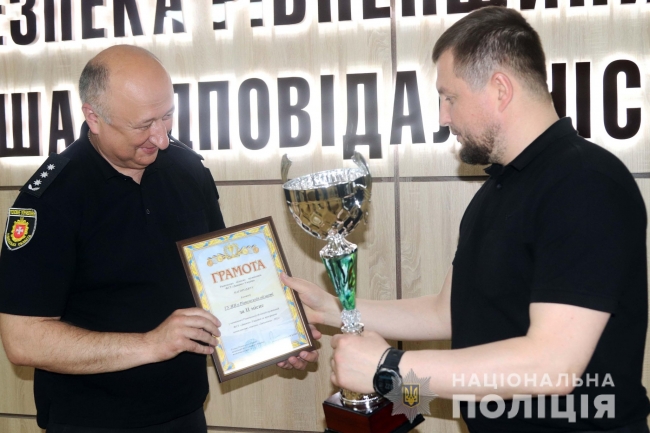 Нагороду для поліцейських отримав полковник Василь Петрик (на фото - ліворуч)