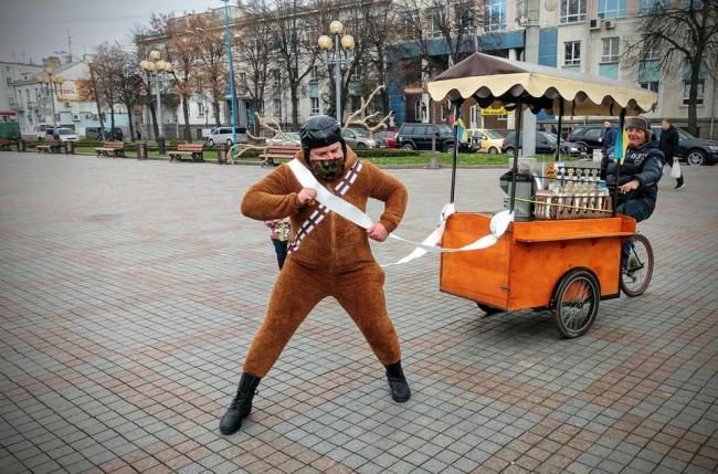 Рівненський активіст через обіцянку бігає майданом у костюмі оленя (ВІДЕО)