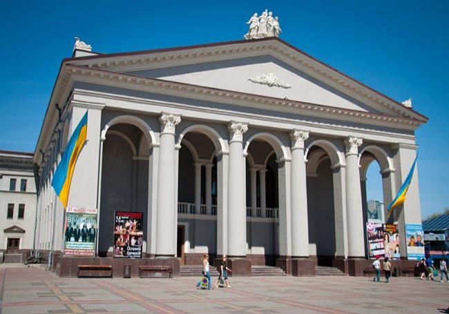 Рівненський обласний музично-драматичний театр оголосив про закриття