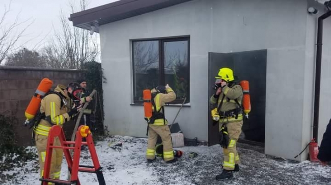 Рівненський район: вісім рятувальників гасили пожежу у житловому будинку