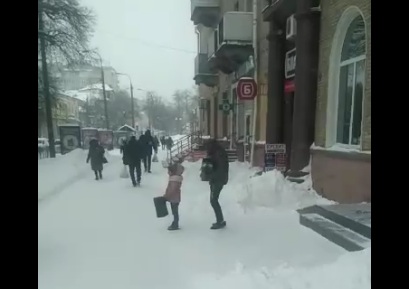 Рівняни співчувають циганським дітям, які жебракують у снігопад (ВІДЕО)