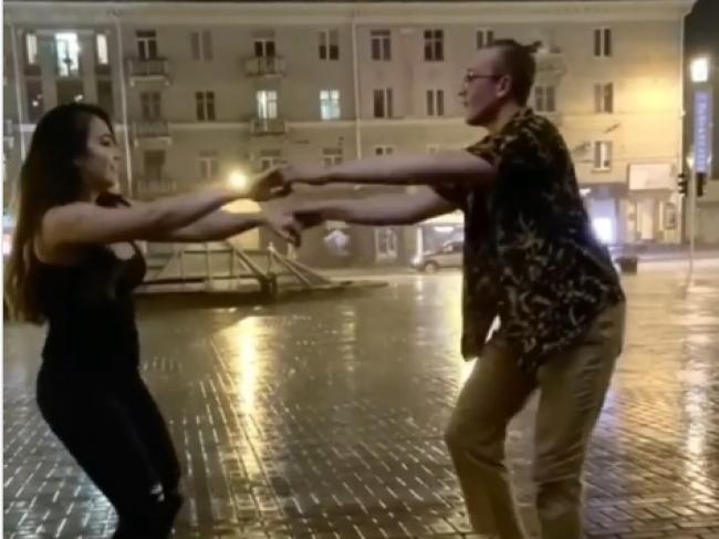 Рівняни захоплюються танцями під дощем (ВІДЕО)