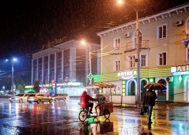 Рівнянка сфотографувала дощове місто вночі (ФОТО)