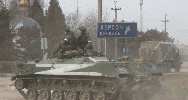 Росіяни розпочали евакуацію «держустанов» з Херсонської області до Криму