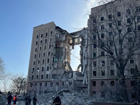 Росіяни зруйнували будівлю ОВА у Миколаєві