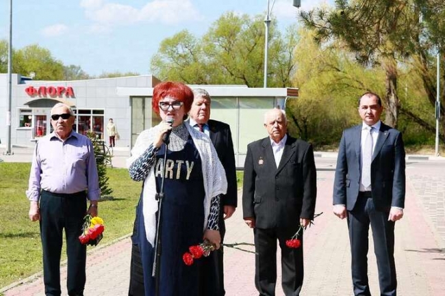Російська чиновниця прийшла на траурний захід у сукні з написом «Party» 
