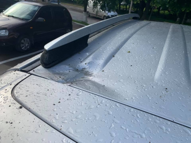 Розмоклі брили від дощу впали з даху на авто рівнянина