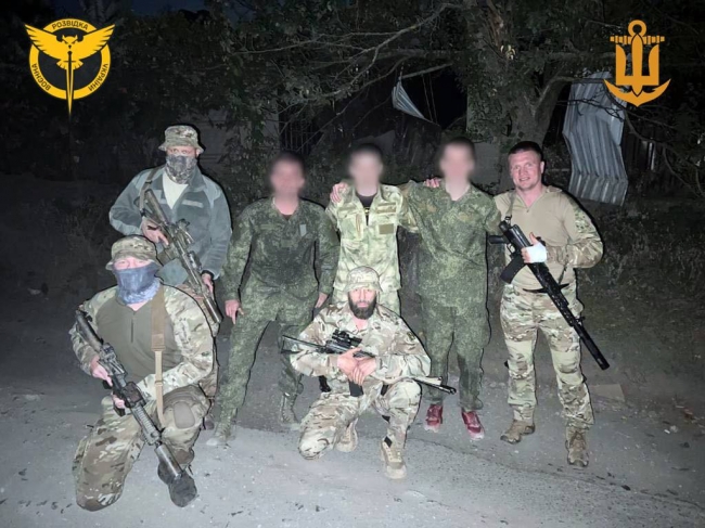 Розвідники повернули додому двох українських десантників, які півтора року перебували в окупації