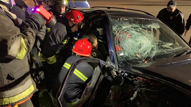 Рятувальники діставали пасажира з понівеченого авто на Вербовій