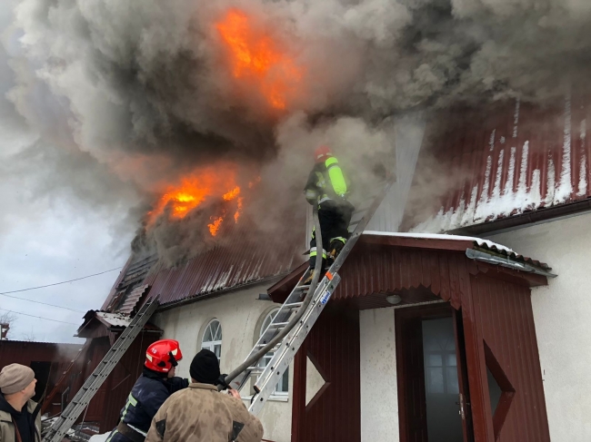 Рятувальники гасили три пожежі у двох районах