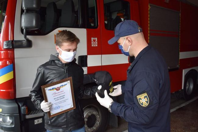 Рятувальники знайшли та нагородили юнака, який сам загасив пожежу