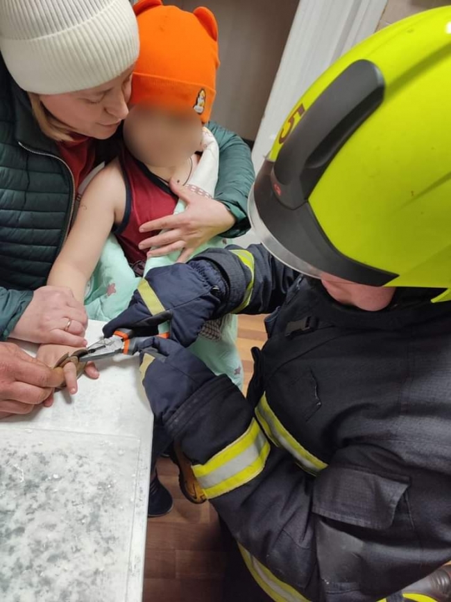 Рятувальників викликали у лікарню, щоб звільнити палець дитини