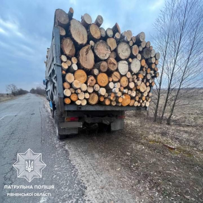 Сарненські патрульні затримали вантажівку з деревами, які невідомо хто зрубав 
